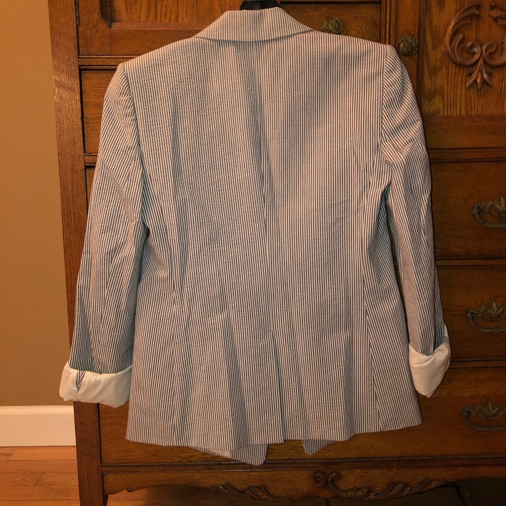Ann Taylor Size 0 Seersucker Blue & White Blazer - Picture 3 of 3